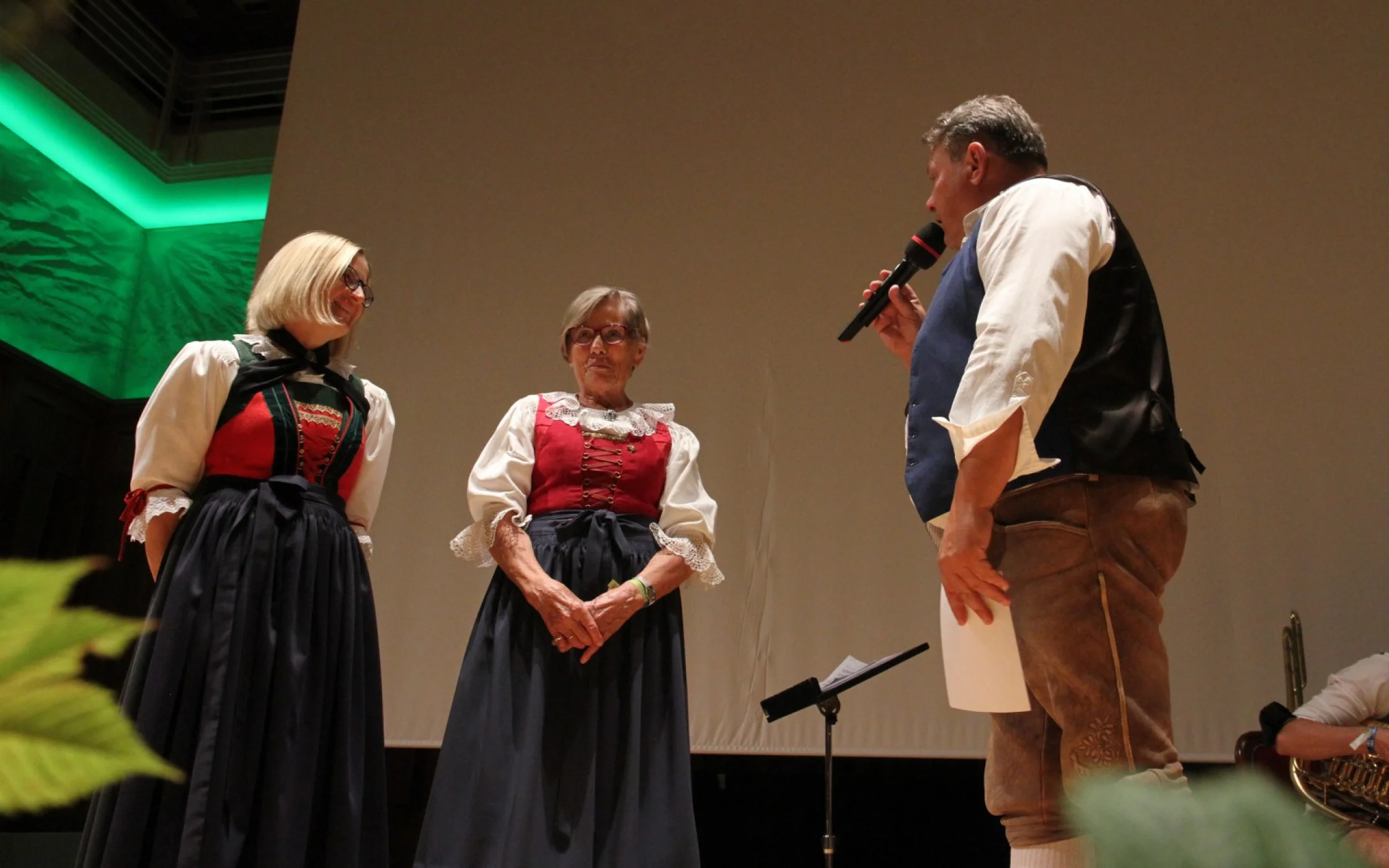 Buerin des Jahres Brigitte Bauer Kahn mit der ehemaligen Landesbuerin Maria Leiner und Norbert Rabanser_2_1600x1067.JPG